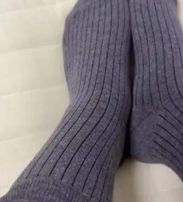 저렴한 가격에 잘 샀어요! 사이즈가 딱 맞는편이에요 아직 신고 나가기 전이지만 답답하