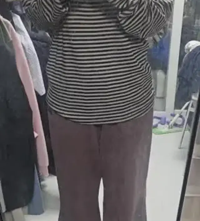 도톰해서 따뜻하고 원단도 괜찮은 것 같아요. 사이즈도 넉넉해서 임신기간에 잘 입을 것