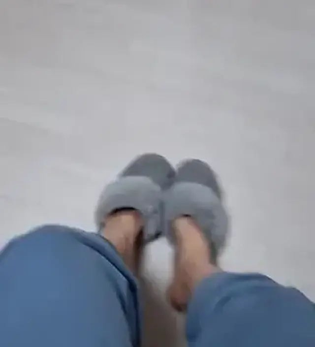 우선 색상이 정말 예쁩니다. 흔치 않은 톤다운된 블루라 기분전환되는 느낌이에요. 재질