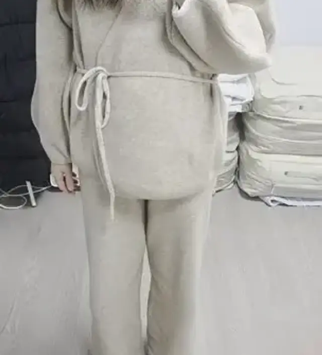 고급미 완전 뿜뿜이에요!! 격식있는 자리에 가기에 무리없는 그런 디자인입니다ㅎㅎ편하