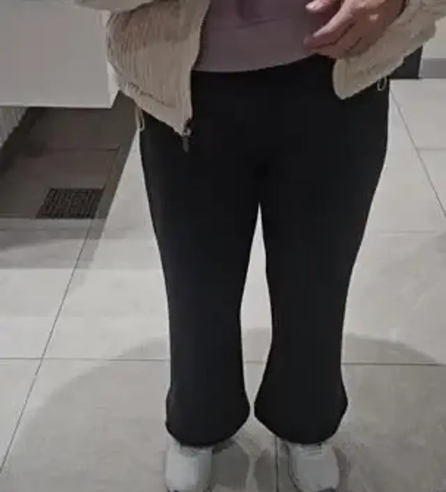 배 부분이 바지 원단과 같은 색상의 면이라 임부복 티가 나지 않아 좋습니다. 흰색처리