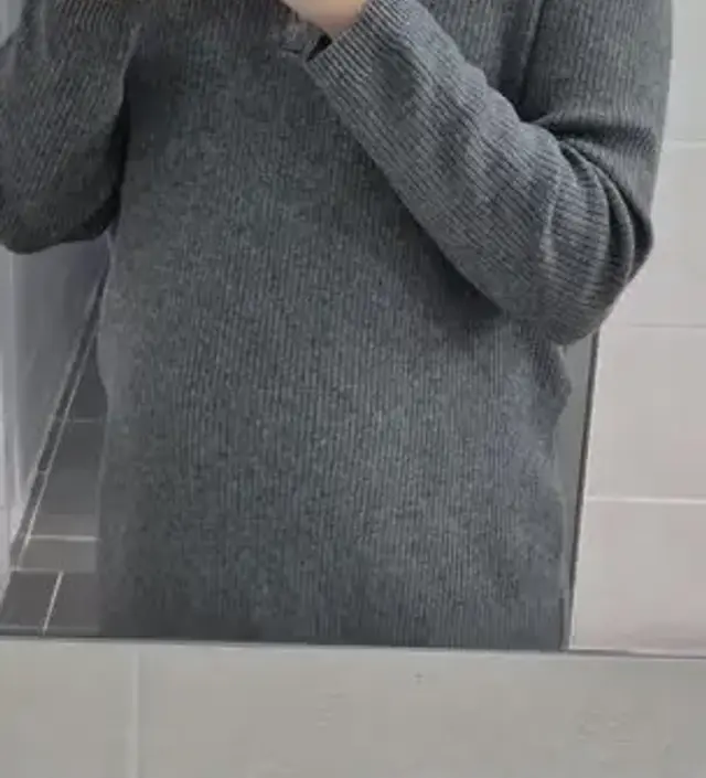 옷감이 부드러워서 입을때마다 좋아요 잘 늘어나고 편하고 핏도 예뻐서 잘 입고 있어요