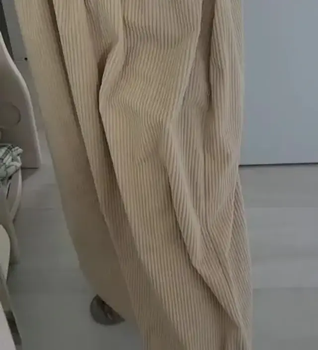 정전기가 많이 나는 편이라 정전기 막아주는 스프레이 같은 거 뿌리고 입어야 될 것 같