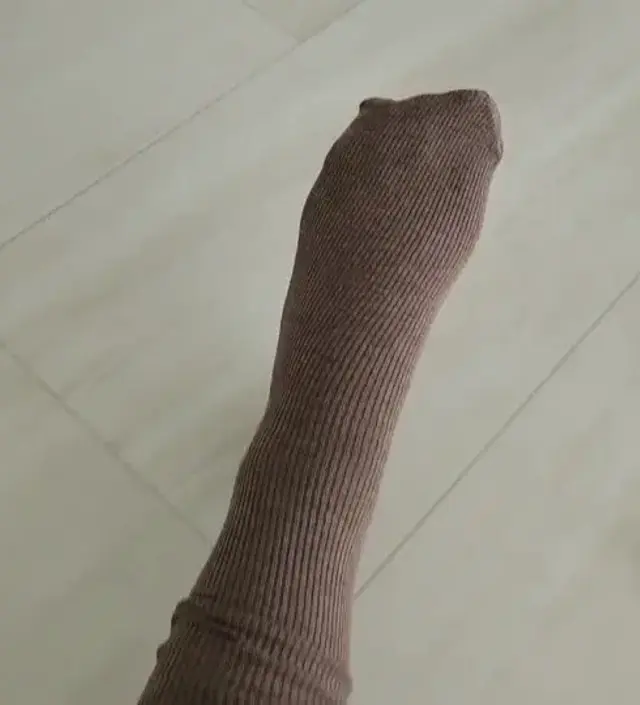 발 뒤꿈치 부분이 따로 디자인 되어 있는 것이 아니고 일자라서 뒤꿈치가 빨리 늘어나거