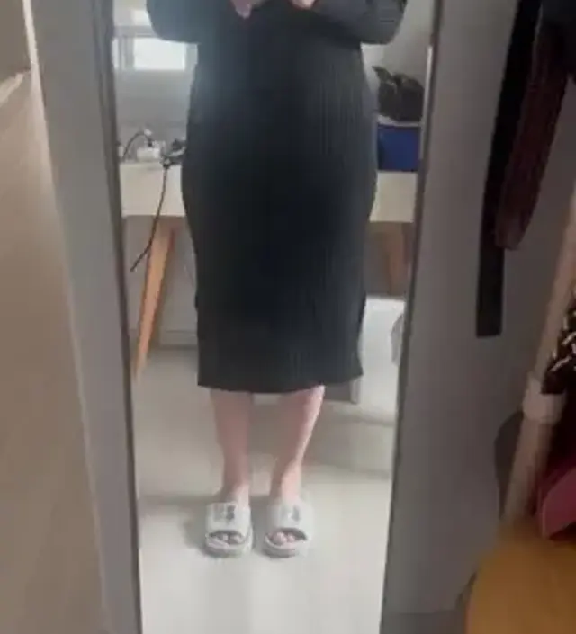 일단 소재가 부드럽고 니트임에도 전혀 까칠한 느낌이 없어요. 그리고 두께감도 있어서