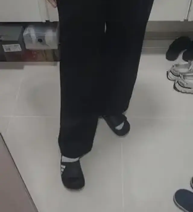 배가 나오다보니 밴드형 바지를 입어도 좀 늘어나는 것 같아 스트랩형으로 사봤는데 조