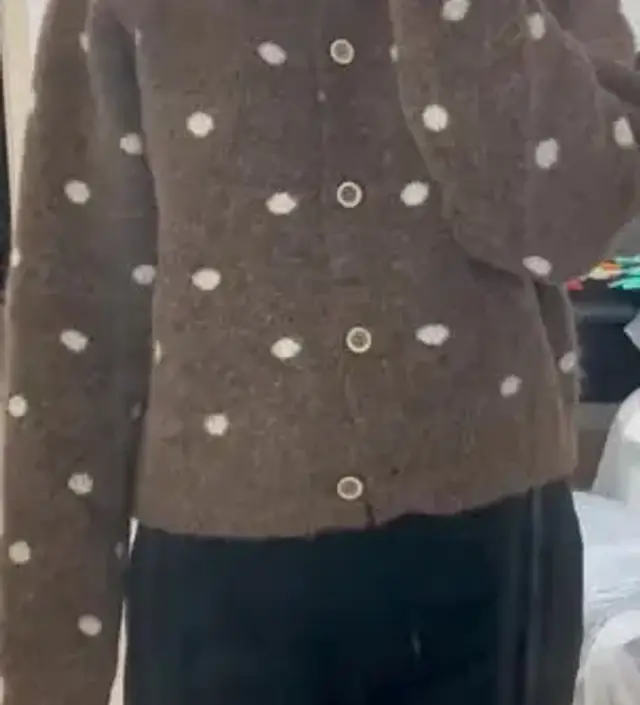 우선 색감이 진한 갈색이어서, 얼굴이 붕떠보이지 않고 고급스럽게 이뻐요!!! 제가 봄~