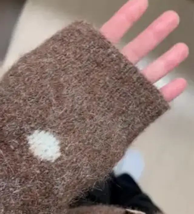 우선 색감이 진한 갈색이어서, 얼굴이 붕떠보이지 않고 고급스럽게 이뻐요!!! 제가 봄~