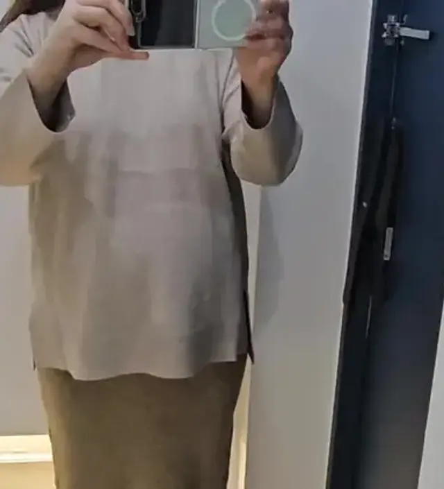 색상 따스하고 촉감이 좋아요 넉넉한핏이라 여유있게 입을수있을것같아요