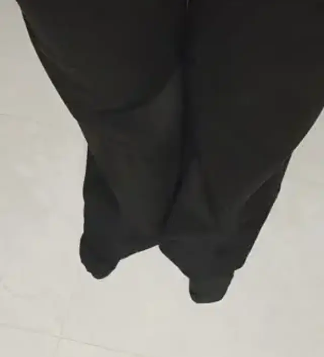 통이 많이 크고 찰랑찰랑 떨어지지 않고 부직포? 처럼 모양이 잡히는 소재입니다. 전에