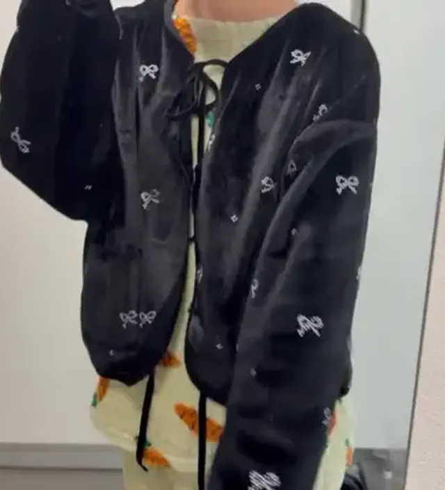 품이 생각보다 커서 외투랑 같이 입을 수가 없어요. 코트 안에 입을 수 있을까 하고 산