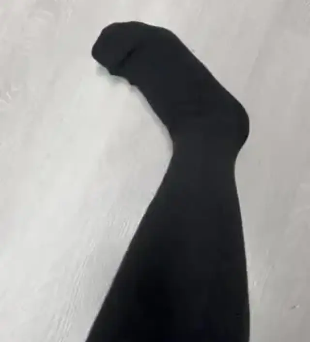 땀이 흡수될지는 잘 모르겠어요. 겨울에 신을려고 샀는데 완전 따뜻하지는 않네요. 그래