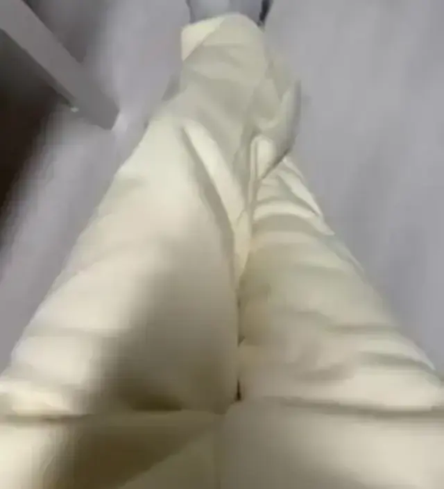 노란끼 도는 아이보리컬러네요. 생각보다 두툼해요. 한겨울에도 잘 입을듯. 