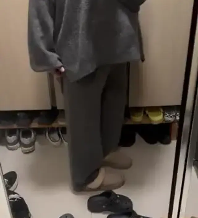 너무 부드럽고 뽀송한 느낌입니다~안에 뭐 입지 않고 입어도 너무 부드럽고 심지어 따뜻