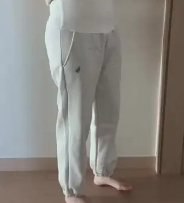 엉덩이 + 허벅지 부자 인데도 핏 너무 이뻐요! 근데 상의가 너무 짧거나 바지를 위로 좀