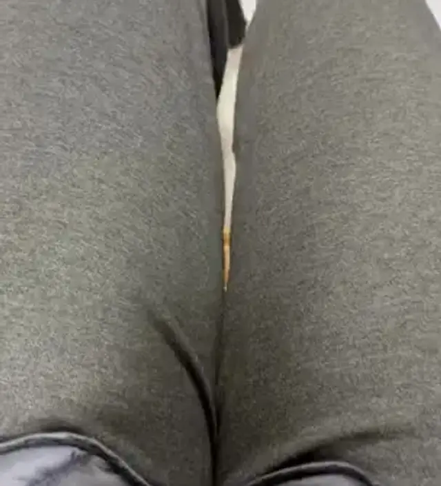 블랙이랑 같이 샀는데 블랙보다 차콜이 배, 허리 부분이 쫀쫀한 느낌이예요. 요가복 제