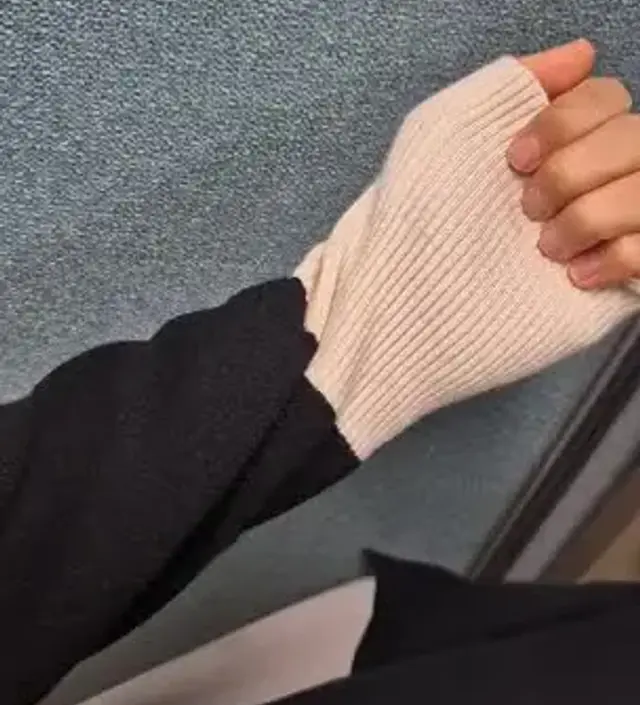 기분전환으로 카라가 화려하면서 단정한걸로 시도했어요. 기장도 넉넉하고 치마부분은 