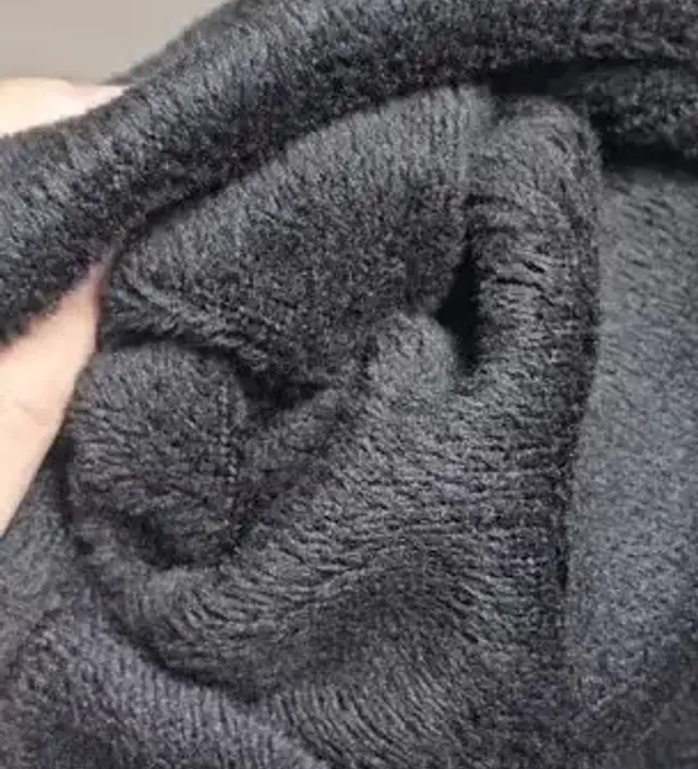 밍크 안감이 부드러워요. 밍크안감이지만 많이 두껍지는 않아요.
