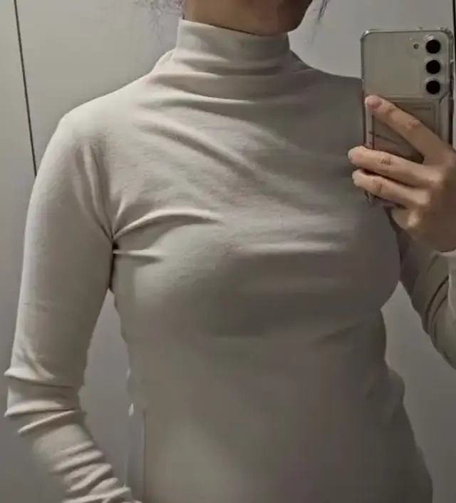 부드럽고 편해서 아주 잘산거같아요! 다른색상도 쟁이고싶은데 좀더밟은 아이보리 색상