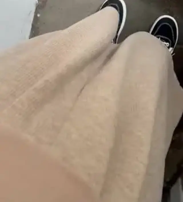 디자인 너무 예쁘고 소재도 너무 얇지 않아 기모레깅스와 함께 입으니 따뜻하고 좋아요