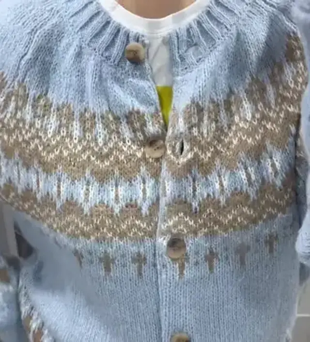 오버사이즈 인거 알고 구매했는데ㅋㅋ품이 생각보다 더 크네요. 배 더 나와도 잠그고 입