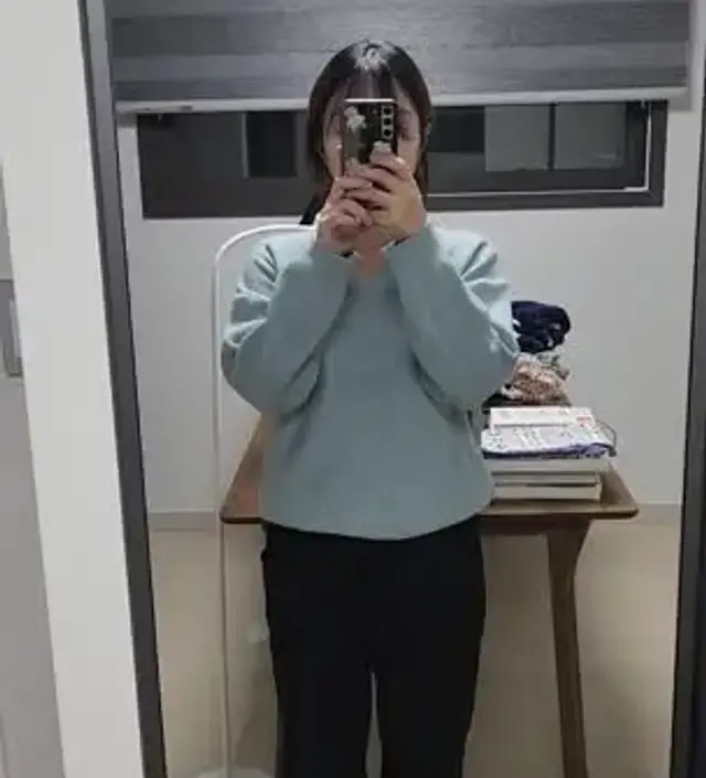 두껍고 부드러워서 한겨울에도 입기 좋을 것 같아요. 배도 조임이 없고 그렇다고 흘러내