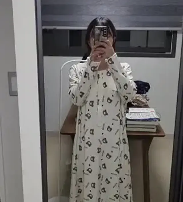 엄청 보들거리고 극세사라서 따뜻해요. 그리고 조이거나 불편한 곳도 없어서 아주 잘 입