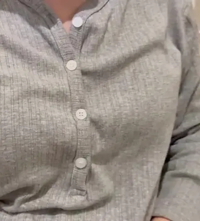 신축성도 좋고 재질이 부드러워서 편하게 입기 좋아요! 살짝 도톰해서 요즘 날씨에 입기