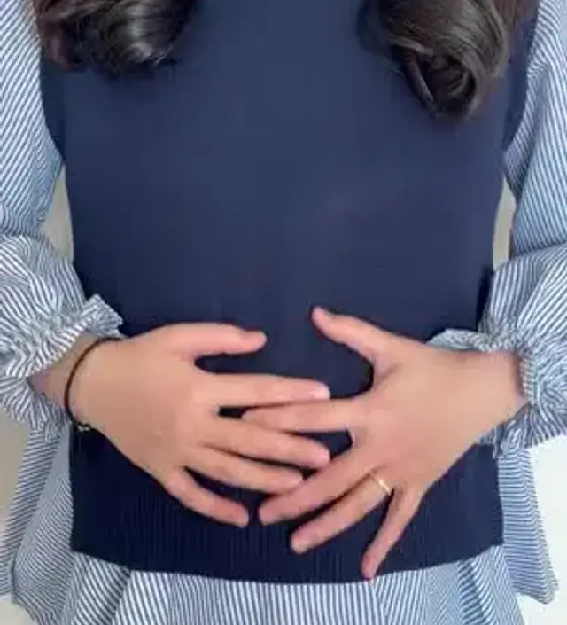 블라우스랑 니트조끼랑 따로되있어서 따로 입을수도 있어 좋고, 뒤에가 더 길어서 편해