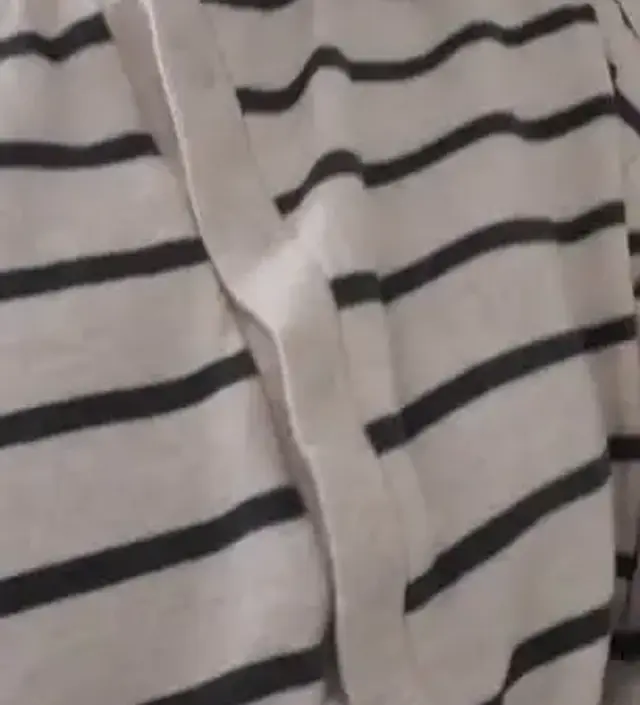 수유복으로 구매했는데 수유하기 편하네요~ 똑딱이 단추여서 급하게 수유할때 편한데 좀