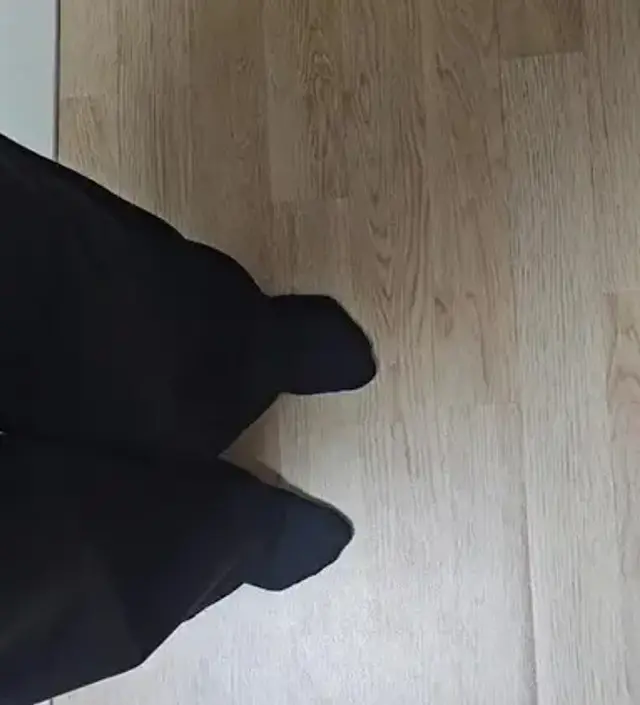 크림은 외출용. 블랙은 편히 휘뚜루 마뚜루 입으려고 샀어요. 갑자기 추워져서 급히 샀