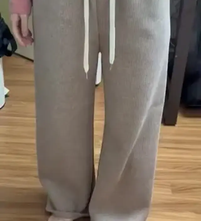 핏이 아주 넉넉하고 키 160에겐 아슬아슬하게 길어서 밖에 나가면 남편한테 바지 끌리냐