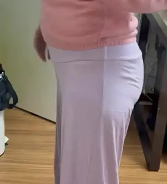 후기가 많길래 구매했는데 대만족이에요. 찰랑찰랑한 얇은 바지이고 배 조임이 하나도 