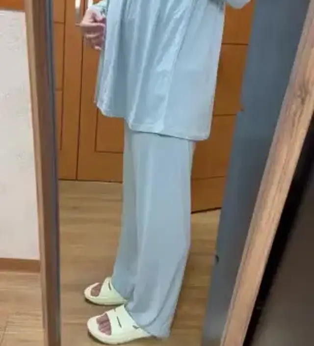 완전 편해요!!! 색도 환한 하늘색이여서 입었을때 기분이 좋아요