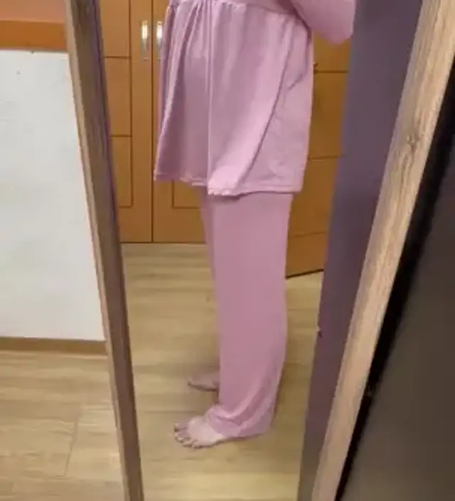 생각보다 어두운 핑크예요... 그리고 허벅지도 딱맞아서 팬티라인 다보여요.. 