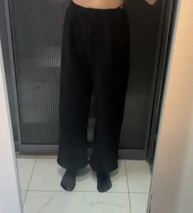 옆에 스트링 있어서 허리를 조절할 수 있다는 장점이 있습니다.