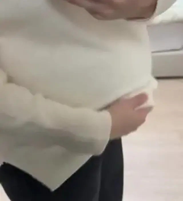 쌍둥이임신이라(29주) 배가 좀 큰데 맞는 바지가 없어서 구매했어요! 운동복 브랜드에서