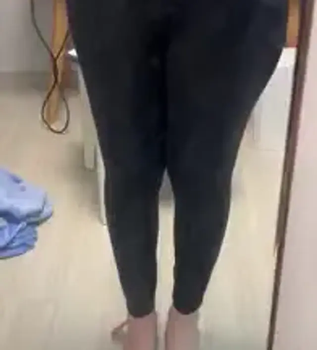 허리는 조이는데 헐렁하면 놀다가 흘러내릴수도있으니 그런듯해요 엉덩이허버지다리는 