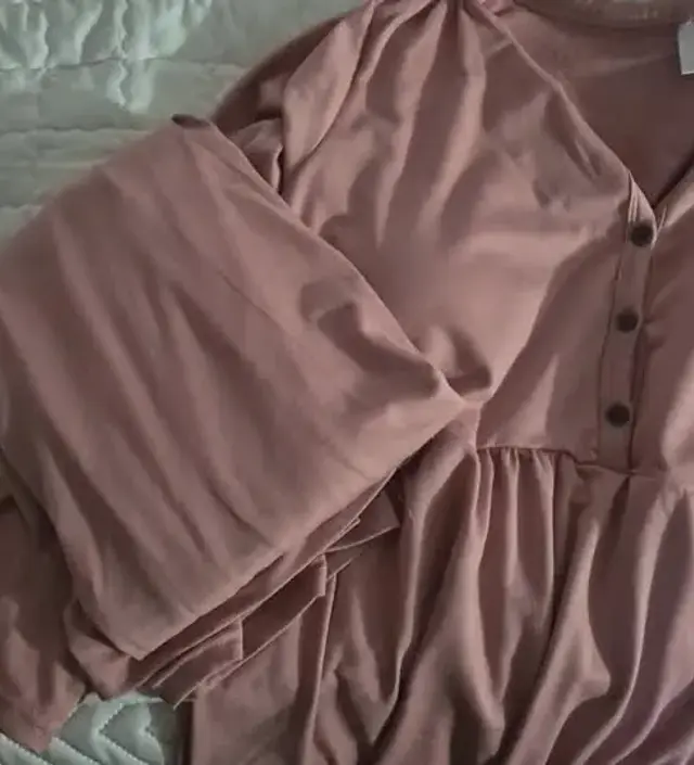 촉감이 부드럽고 잘 늘어나서 임산부한테 아주 좋은 수유복이에요! 출산 후에도 잘 입을