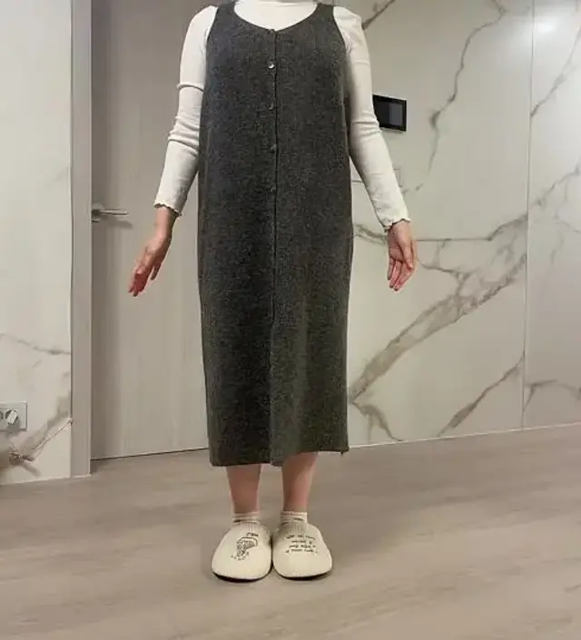 두께도 꽤나 도톰해서 겨울철에 따뜻하게 입을수있을것같고 둘레가 여유로워서 만삭까지