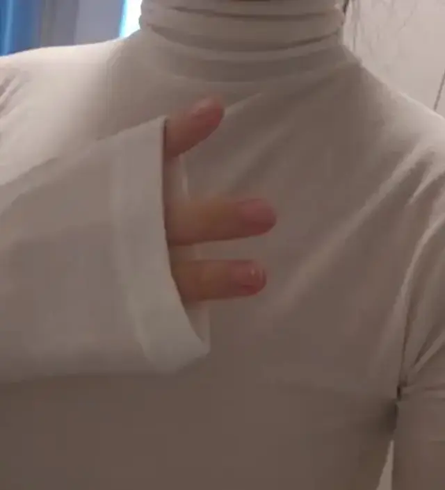 잘 늘어나서 편하고 이뻐요!! 겨울이라 이너로 목티 잘 입을것같아요