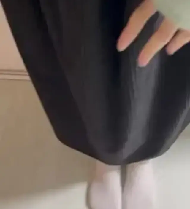 바지보다 흐르는느낌이라 살짝불편하지만 니트원피스입을때 입으려고주문했어요~~
