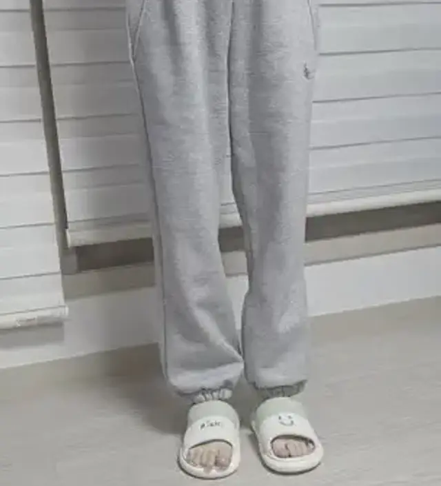 임신 중기인데 배가 편하고 따뜻하네요~ 기모가 도톰한편은 아니고, 기장이 조금만 더 