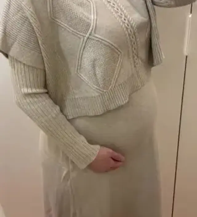 165cm기준 기장은 종아리 반정도 오는거같아요~ 소매도 좀 짧고 전체기장도 짧은게 아쉽