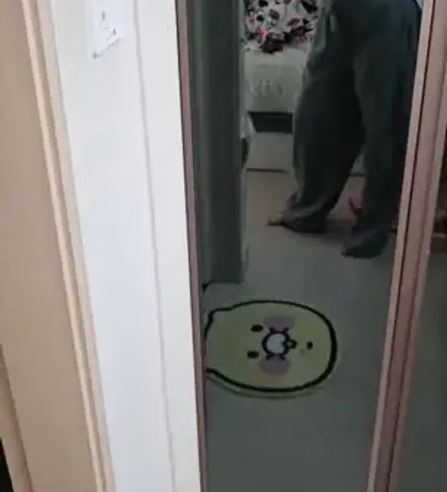 너무 마음에 들어서 두 색 다 샀어요. 입으면 몸이 조금 더 커 보이긴 하는데, 겨울 패