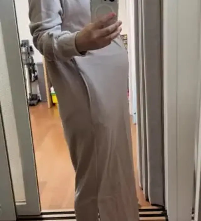 촉감이 부드럽고 머플러가 있어서 고급스럽고 따뜻해요. 색감은 베이지컬러 그 자체예요