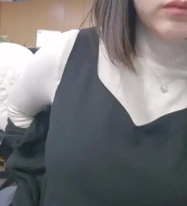 엄청 편하구 우아해요 *_* 길이도 길어서 따숩고 가슴쪽 라인이 이뻐요. 단점은 털 붙은