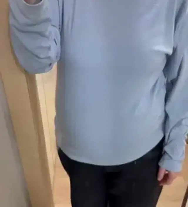 재질도 부드럽고 사이즈도 널널해서 만삭때까지 잘 입을거 같아요. 두께도 적당해서 여