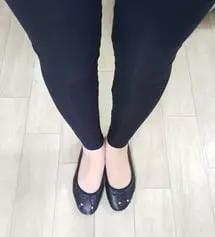 넘 얇지 않구요 초겨울 혹은 기모 싫어 하는 분들이라면 겨울에도 입을 수있어요^^
