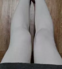 아이보리로 구매했어요~소임에서 중간사이즈 레깅스는 항상 좀 넉넉해서 이번엔 s사이즈